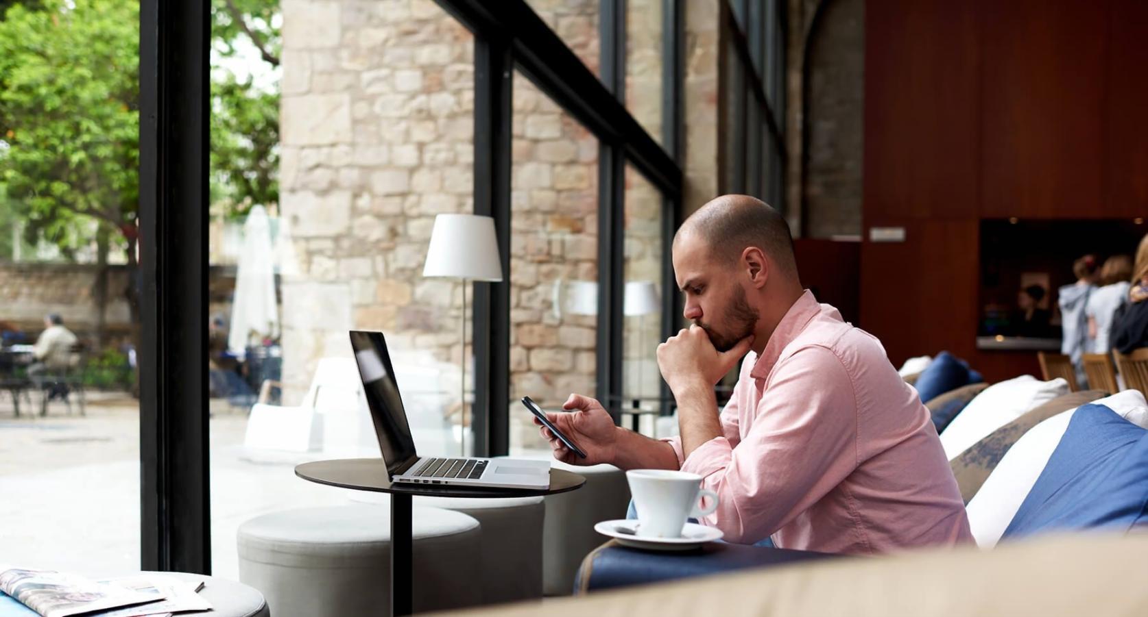 Deelnemers die samen werken aan financiële kennis