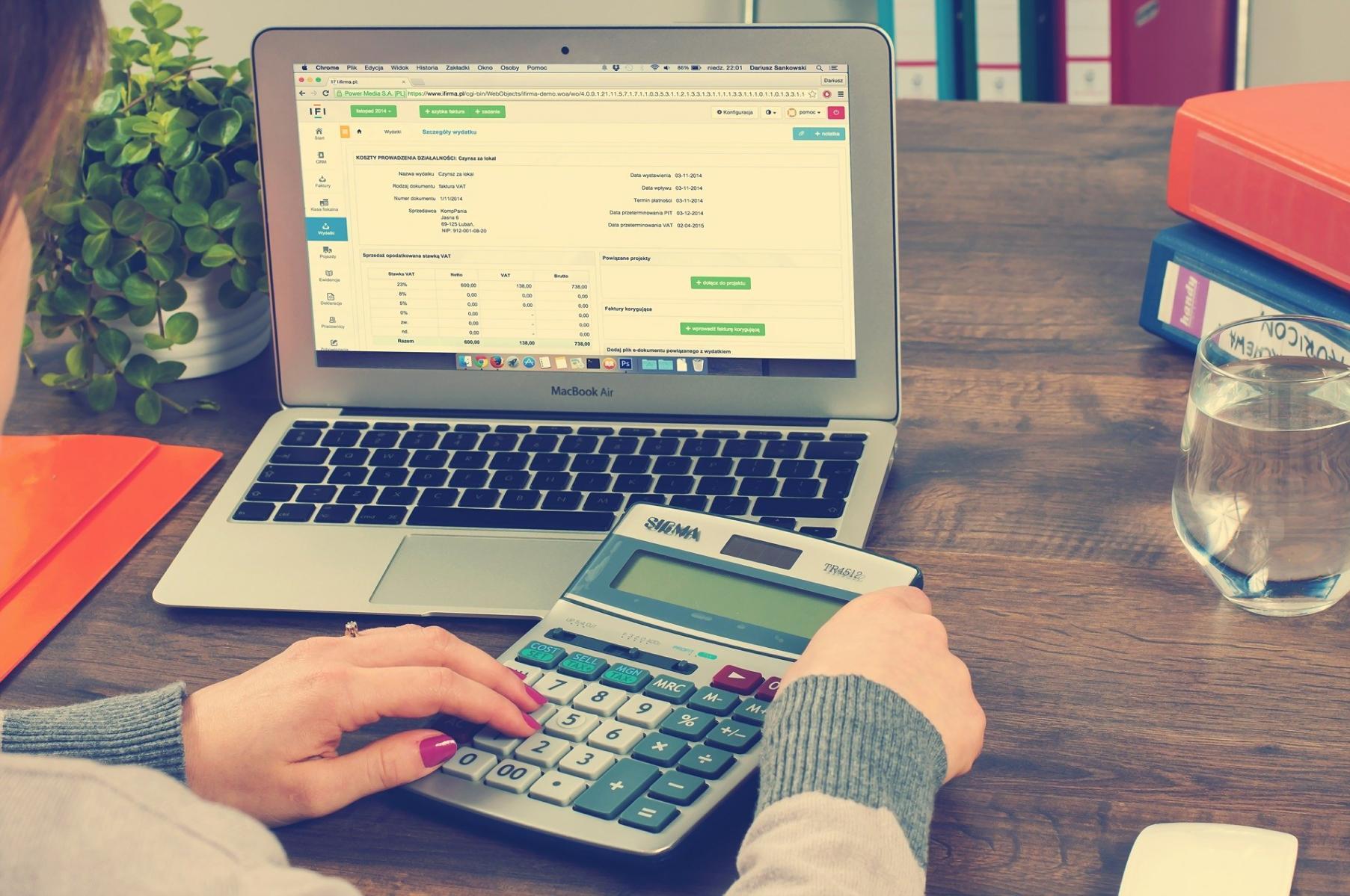 Deelnemer werkt aan een interactieve financiële kennistoets op een tablet